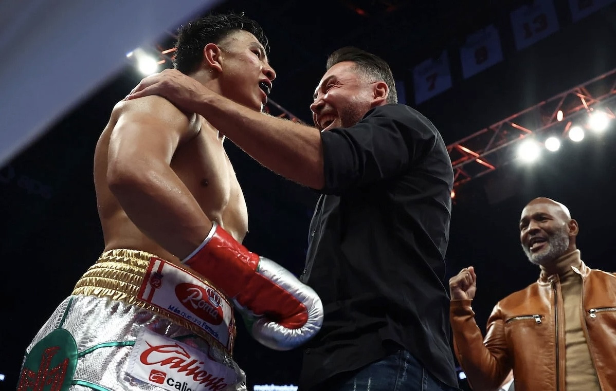 De La Hoya anticipates Canelo’s dominance over Charlo
