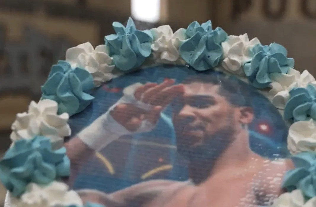 Dubois celebrates his birthday with a symbolic cake smash