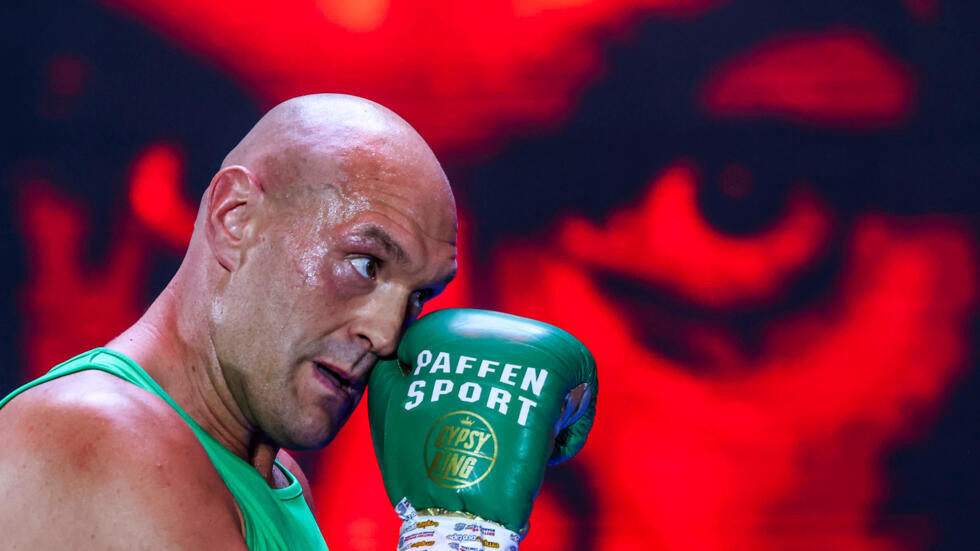 Fury is back and calls out Usyk, again