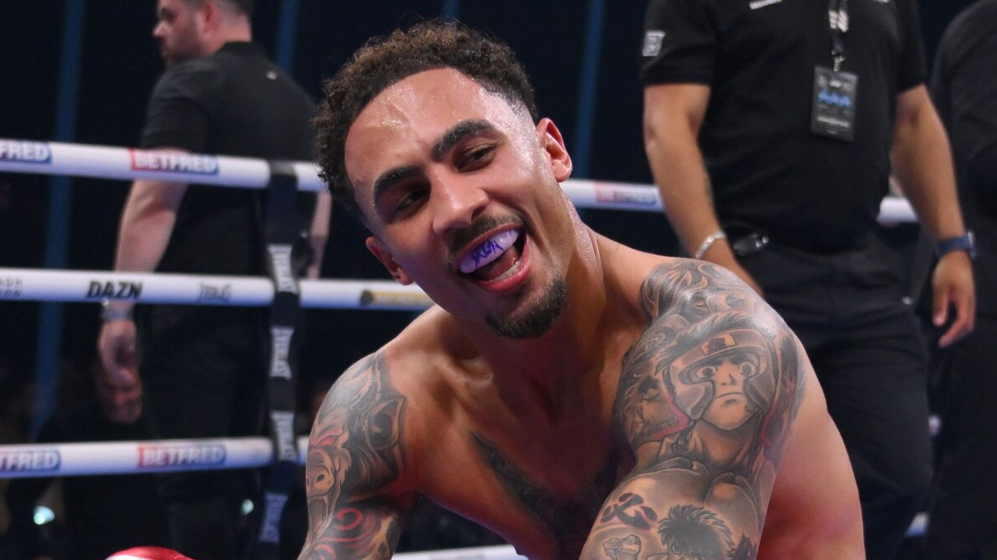 Whittaker blows out Suarez in one round