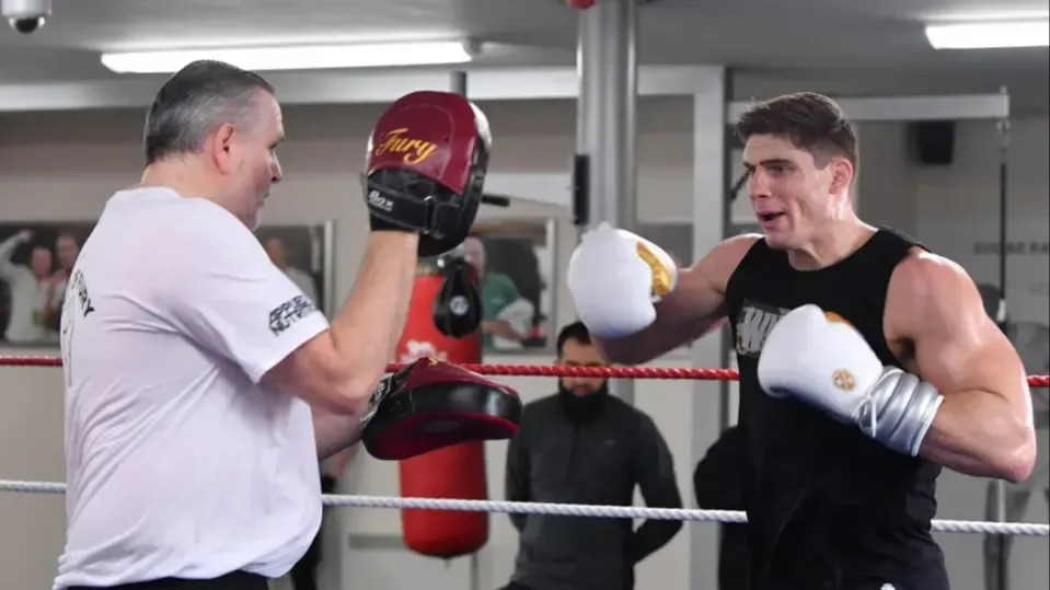 Peter Fury confronts Usyk-Verhoeven referee on a flight